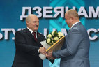 Special prize of the President is conferred on the team of authors of BelTA News Agency. Alexander Lukashenko presents the award to Director General Dmitry Zhuk
