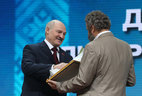 Special prize of the President is conferred on the personnel of the Golas Radzimy Newspaper. Alexander Lukashenko presents the award to head of the department Ivan Zhdanovich