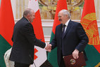 Belarus President Alexander Lukashenko and Georgia President Giorgi Margvelashvili sign a joint statement