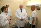 Александр Лукашенко во время посещения РНПЦ трансплантологии