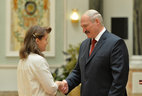 Alexander Lukashenko presents the Order of Mother to Tatyana Pokladok