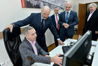 Александр Лукашенко во время посещения офиса ООО "И-Экс-Пи Кэпитал"