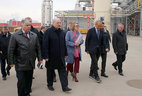 Александр Лукашенко во время посещения предприятия "Кроноспан ОСБ"