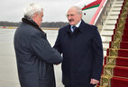 В аэропорту Президента Беларуси Александра Лукашенко встречал губернатор Санкт-Петербурга Георгий Полтавченко