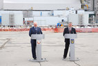 Президенты Беларуси и Украины Александр Лукашенко и Петр Порошенко во время встречи с представителями СМИ после посещения Чернобыльской АЭС