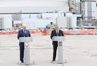 Президенты Беларуси и Украины Александр Лукашенко и Петр Порошенко во время встречи с представителями СМИ после посещения Чернобыльской АЭС