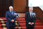 Президент Беларуси Александр Лукашенко и Президент Украины Петр Порошенко во время встречи с жителями агрогородка Лясковичи