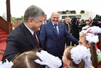 Президент Беларуси Александр Лукашенко и Президент Украины Петр Порошенко во время встречи с жителями агрогородка Лясковичи