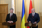 Петр Порошенко и Александр Лукашенко во время встречи с представителями СМИ
