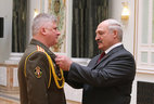 Doctor of the 432nd main military clinical medical center Robert Yermolkevich receives the Honored Doctor of Belarus title