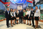 Президент Беларуси Александр Лукашенко со школьниками