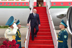 Президент Беларуси Александр Лукашенко в аэропорту Астаны