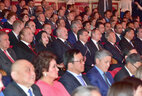 Александр Лукашенко во время посещения концерта по случаю заседания Совета глав государств - членов Шанхайской организации сотрудничества