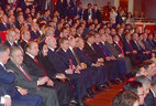 Александр Лукашенко во время посещения концерта по случаю заседания Совета глав государств - членов Шанхайской организации сотрудничества
