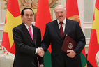 Belarus President Alexander Lukashenko and Vietnam President Tran Dai Quang sign a joint statement