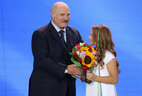 Alexander Lukashenko presents the Grand Prix award of the 15th International Children’s Song Contest Vitebsk 2017 to Mariya Magilnaya