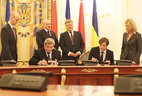 Belarus President Alexander Lukashenko and Ukraine President Petro Poroshenko at the ceremony of signing bilateral documents