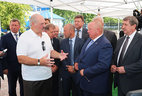 Александр Лукашенко во время посещения ОАО "Савушкин продукт"