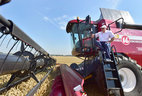 Alexander Lukashenko took a ride in the KZS-1624-1 harvester