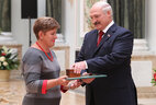 Belarus president’s letter of commendation is conferred on physics teacher of Gomel gymnasium No. 14 Yelena Znakharenko
