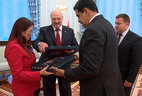 Belarus President Alexander Lukashenko presents a set of flax table linen embroidered with elements of the Slutsk belts pattern to the first lady of Venezuela — Cilia Flores