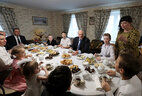 Александр Лукашенко во время посещения семьи Новиковых
