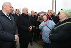 Александр Лукашенко во время общения с жителями Буда-Кошелево