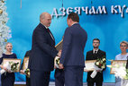 Special prize of the President is conferred on the workers of Minskconcert. Alexander Lukashenko presents the award to Andrei Mikutsevich