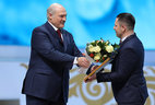 Special prize of the President is conferred on the team of authors of the main directorate of the Television News Agency of the Belarusian Television and Radio Company. Alexander Lukashenko presents the award to Ruslan Turkov