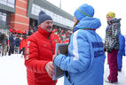Александр Лукашенко вручает награды