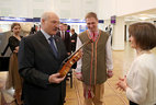 Александр Лукашенко на выставке-презентации достижений творческой молодежи