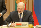 Alexander Lukashenko signed documents after the meeting