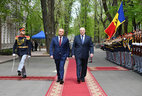 Президент Беларуси Александр Лукашенко и Президент Молдовы Игорь Додон во время церемонии официальной встречи