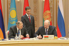 Alexander Lukashenko signed documents after the meeting