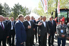 Президент Беларуси Александр Лукашенко и Президент Молдовы Игорь Додон во время посещения выставки современной белорусской сельхозтехники