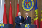 Президент Беларуси Александр Лукашенко и Премьер-министр Молдовы Павел Филип на встрече с представителями СМИ