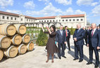 Премьер-министр Молдовы Павел Филип провел экскурсию для Президента Беларуси Александра Лукашенко по замку известного винодела Мими