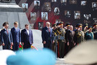 Во время церемонии возложения венков к монументу Победы