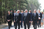 Президент Беларуси Александр Лукашенко, Президент Германии Франк-Вальтер Штайнмайер, Президент Австрии Александр Ван дер Беллен во время посещения мемориального комплекса "Тростенец"