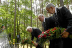 Президент Беларуси Александр Лукашенко, Президент Германии Франк-Вальтер Штайнмайер, Президент Австрии Александр Ван дер Беллен возложили цветы к памятной плите мемориального кладбища "Благовщина"