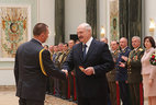 Александр Лукашенко вручает погоны генерал-майора милиции начальнику УВД Витебского облисполкома Ивану Кубракову
