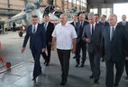 Президент Беларуси Александр Лукашенко во время посещения ОАО "Оршанский авиаремонтный завод"