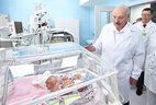 Александр Лукашенко во время посещения Гомельской областной детской клинической больницы