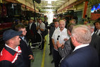 Александр Лукашенко во время посещения ОАО "Гомсельмаш"