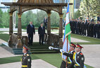 Президент Беларуси Александр Лукашенко и Президент Узбекистана Шавкат Мирзиеев во время церемонии официальной встречи