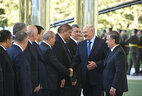 Президент Беларуси Александр Лукашенко и Президент Узбекистана Шавкат Мирзиеев во время церемонии официальной встречи