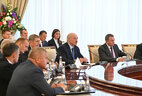 Президент Беларуси Александр Лукашенко на переговорах с Президентом Узбекистана Шавкатом Мирзиеевым в расширенном составе
