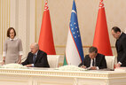 Президент Беларуси Александр Лукашенко и Президент Узбекистана Шавкат Мирзиеев во время подписания совместного заявления