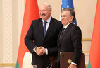 Belarus President Alexander Lukashenko and Uzbekistan President Shavkat Mirziyoyev sign a joint statement
