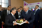 Президент Беларуси Александр Лукашенко и Президент Узбекистана Шавкат Мирзиеев на выставке белорусских производителей Made in Belarus